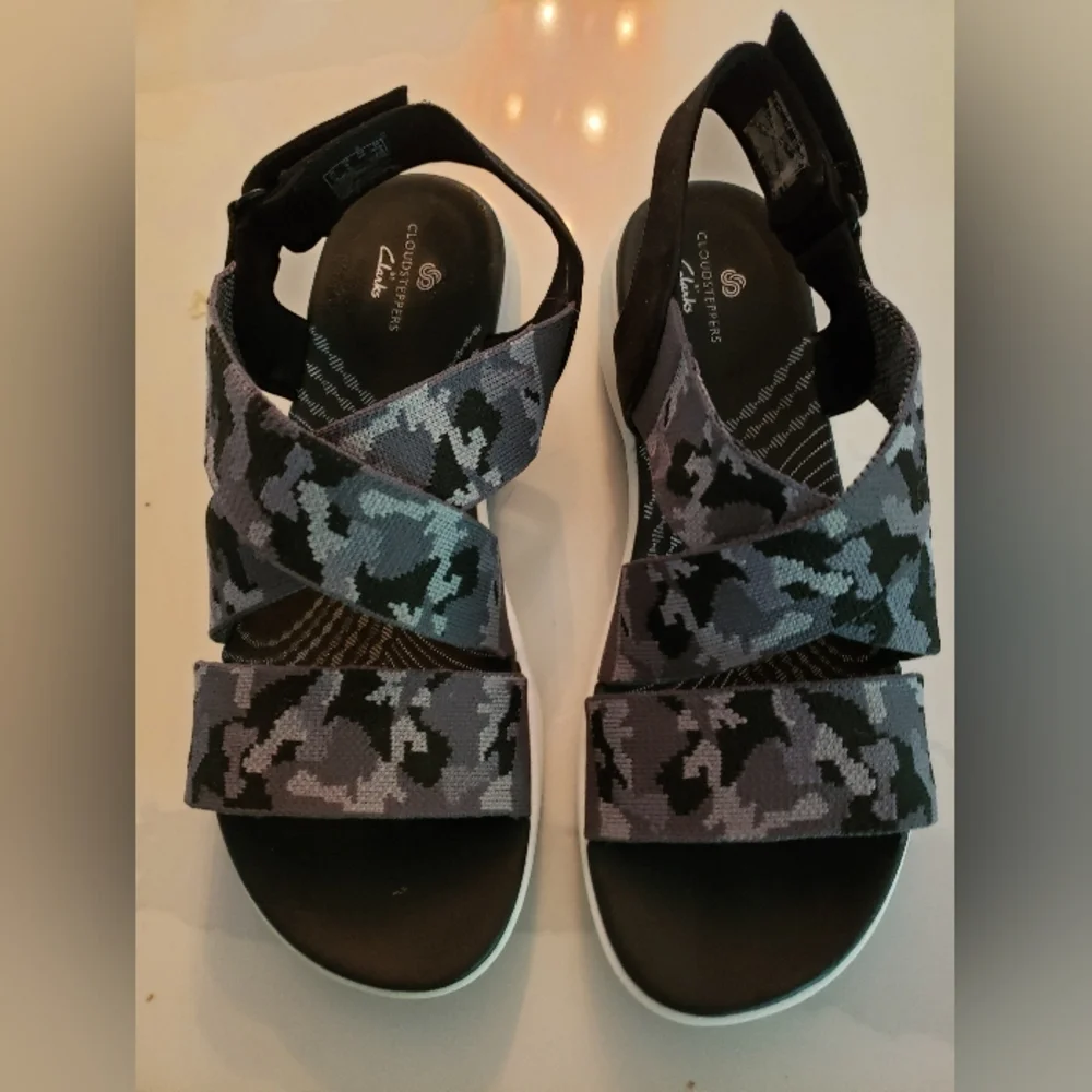 Clarks Cloudsteppers Sandals, Size 9m, not used, Camo Straps - Picture 3 of 11